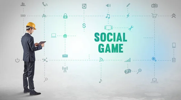 在一个新的社交媒体平台上工作的工程师 该平台具有社交类游戏的注册概念 — 图库照片