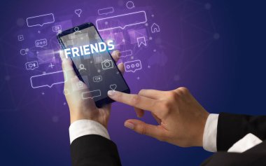 Arkadaş yazısıyla, sosyal medya konseptiyle akıllı telefondan yazı yazan bir kadın.