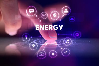 Web teknolojisi simgeleri ve enerji yazıtları ile tablete dokunmak, web teknolojisi kavramı