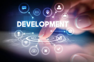 Web teknolojisi simgeleri ve yazıtları ile tablete dokunmak, web teknolojisi kavramı