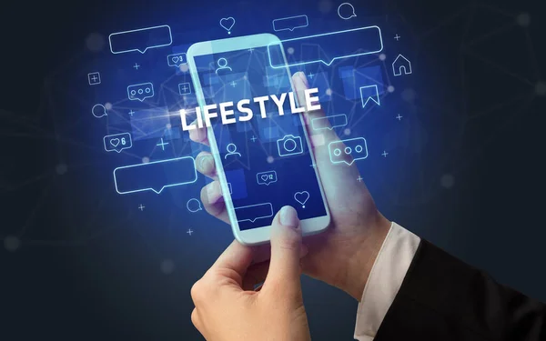 Dattilografia Femminile Smartphone Con Iscrizione Lifestyle Concetto Social Media — Foto Stock