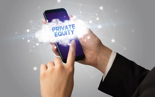 Smartphone Toccante Mano Femminile Con Iscrizione Private Equity Concetto Business — Foto Stock