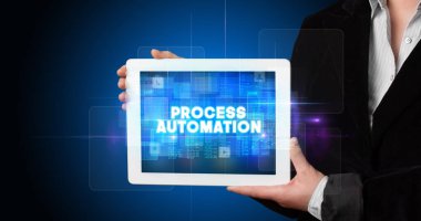 Tablet üzerinde çalışan genç iş adamı ve yazıyı gösteriyor: PROCESS AUTOMATION