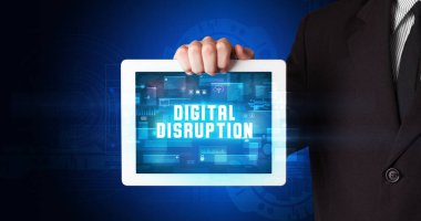 Tablet üzerinde çalışan genç iş adamı dijital işareti gösteriyor: Dijital Disrupsiyon