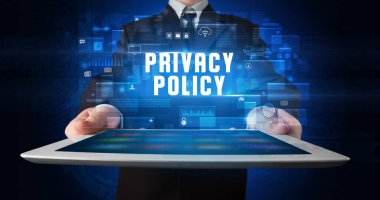 Tablet üzerinde çalışan genç iş adamı dijital işareti gösteriyor: Özellik Politikası