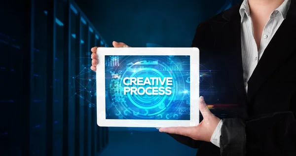 Mladý Podnikatel Pracující Tabletu Ukazuje Nápis Creative Process Obchodní Koncept — Stock fotografie