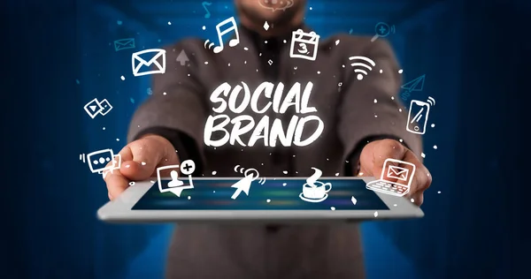 Jovem Empresário Que Trabalha Tablet Mostra Inscrição Social Brand — Fotografia de Stock