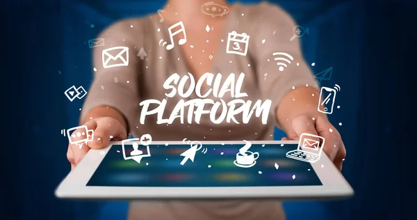 Jovem Empresário Trabalhando Tablet Mostra Inscrição Platforma Social — Fotografia de Stock