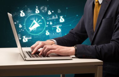 Bilgisayarda çalışan iş adamı ekrandan megafon simgeleri çıkıyor, başarılı iş konsepti