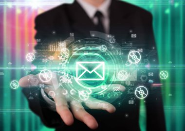 İş adamı elinde birden fazla teknoloji sembolü olan bir zarf simgesi tutuyor.