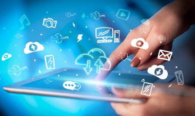 Elle çizilmiş veri değiş tokuşu simgeleriyle bir dokunmatik ekranın yakın plan görüntüsü, dijital dönem kavramı