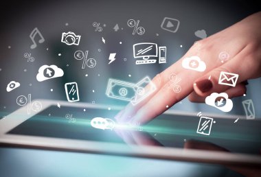 Elle çizilmiş para simgeleri, dijital dönem konsepti olan bir dokunmatik ekran yakın plan