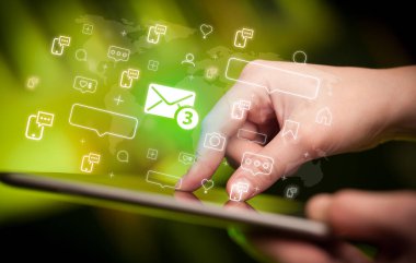 Yeni mesaj simgeleri içeren tablet kullanan bir elin yakın plan görüntüsü, sosyal medya kavramı