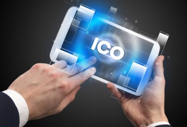 ICO kısaltmalı bir el hapının yakın çekimi, modern teknoloji kavramı