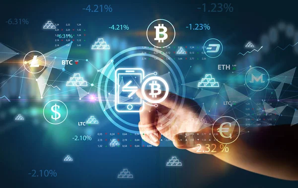 İş adamı, multimedya dokunmatik ekran fütüristik kavramı üzerinde bitcoin uygulama sembolü basıyor