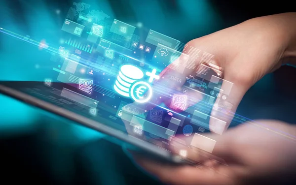 Avro fonu simgelerinin çıktığı tablet kullanan bir elin yakın çekimi, dijital para birimi kavramı