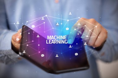 İş adamı elinde katlanabilir bir akıllı telefon tutuyor Makine Öğrenme yazıtları, yeni teknoloji konsepti