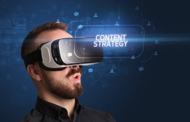 İçerik Stratejisi, sosyal ağ kavramına sahip Sanal Gerçeklik gözlükleriyle bakan iş adamı