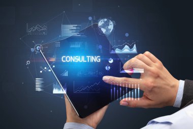 İş adamı katlanabilir bir akıllı telefon tutuyor. Üzerinde Danışmanlık yazısı ve başarılı bir iş konsepti var.