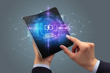 Dijital VISION yazıtları, yeni teknoloji kavramı Dijital CURRENCY ile katlanabilir bir akıllı telefon tutan iş adamı