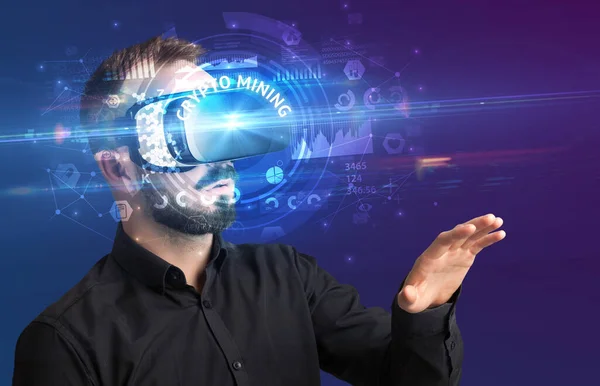 Affärsman Tittar Igenom Virtual Reality Glasögon Med Crypto Gruvdrift Inskription — Stockfoto