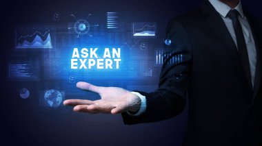 İş adamı elinde bir uzman yazısı tutuyor. İş başarısı kavramı.