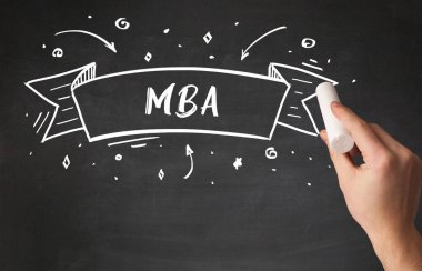 El çizimi MBA kısaltması ve tahtada beyaz tebeşir