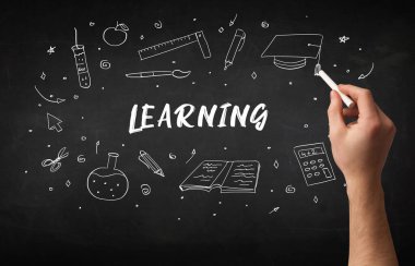 Tahtaya beyaz tebeşirle yazılmış el yazısı, eğitim kavramı