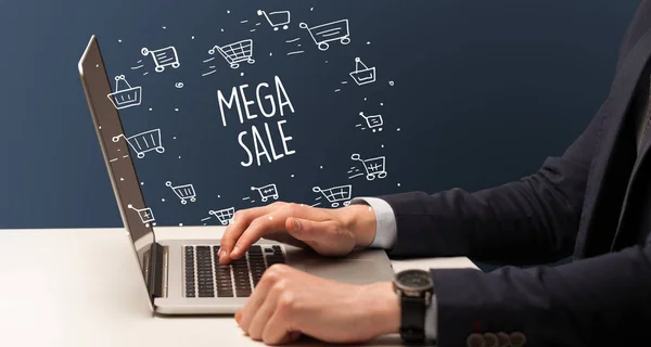 Бізнесмен Працює Ноутбуці Написом Mega Sale Концепція Інтернет Магазинів — стокове фото