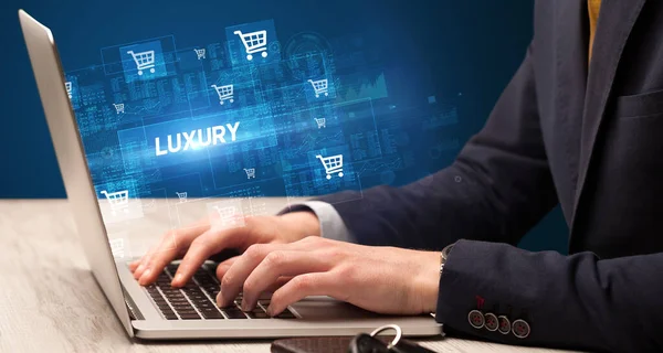 Uomo Affari Che Lavora Laptop Con Iscrizione Luxury Concetto Shopping — Foto Stock