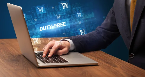 Üzletember Dolgozik Laptop Duty Ingyenes Felirat Online Vásárlási Koncepció — Stock Fotó
