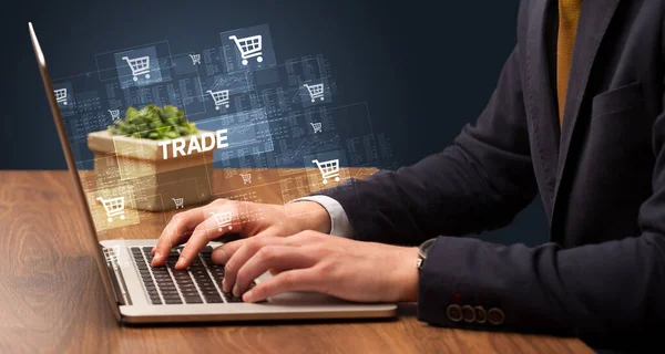 Biznesmen Pracujący Laptopie Napisem Trade Koncepcja Zakupów Online — Zdjęcie stockowe