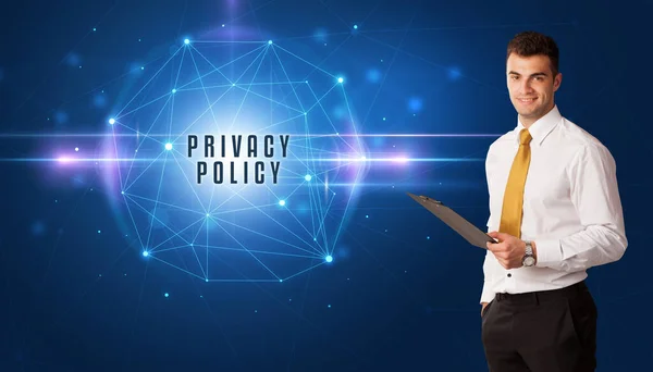 Zakenman Denkt Beveiligingsoplossingen Met Privacy Beleid Inscriptie — Stockfoto