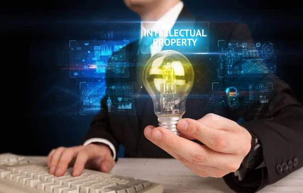 Geschäftsmann Hält Glühbirne Mit Intellectual Immobilien Aufschrift Online Sicherheitskonzept — Stockfoto