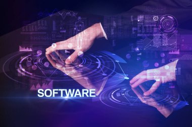 İş adamı SOFTWARE yazıtları ve modern teknoloji konseptiyle büyük ekrana dokunuyor