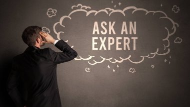 İş adamı, içinde Ask An Expert yazıtı olan bir bulut çiziyor, modern iş konsepti.