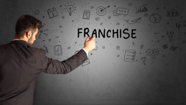 İş adamı FRANCHISE yazıtları ve iş stratejisi konseptiyle yaratıcı bir fikir çizimi yapıyor.