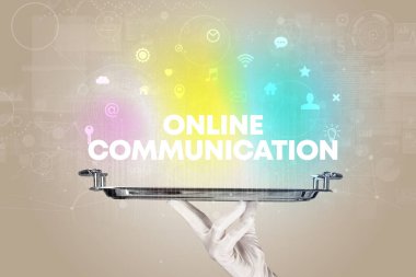 ONLINE COMUNICATION yazıtları ile sosyal ağ hizmeti veren garson, yeni medya kavramı