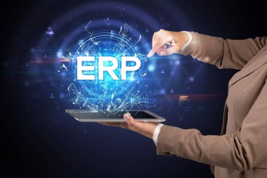 ERP kısaltmalı bir dokunmatik ekran, modern teknoloji kavramı