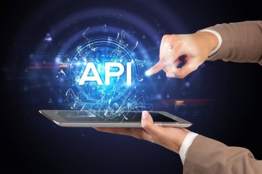 API kısaltması olan bir dokunmatik ekrana yakın çekim, modern teknoloji kavramı