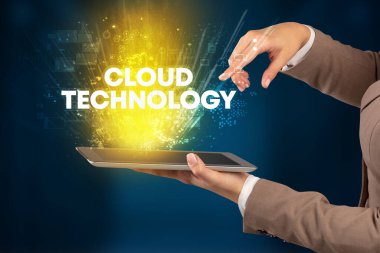 CLOUD TEKNOLOJİ yazıtlı, yenilikçi teknoloji kavramına sahip bir dokunmatik ekran yakın plan