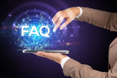 SQ kısaltması olan dokunmatik ekrana yakın çekim, modern teknoloji kavramı