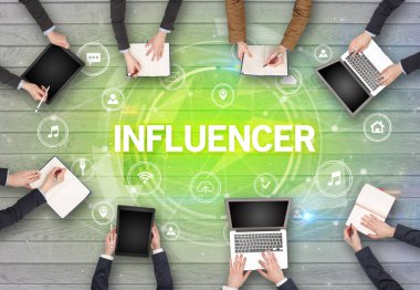 INFLUENCER ile toplantı yapan bir grup insan, sosyal ağ konsepti