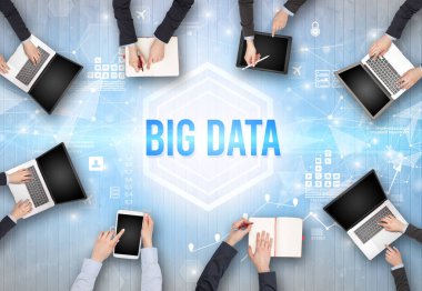 Büyük Veritabanı yazıtları ve modern teknoloji konseptiyle Ofiste Çalışan Meşgul İnsanlar Grubu