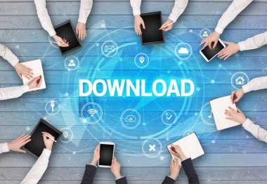 DOWNLOAD içgüdü, sosyal ağ konsepti ile toplantı yapan bir grup insan