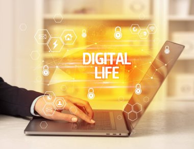 Dizüstü bilgisayar, internet güvenliği ve veri koruma konsepti, engelleme zinciri ve siber güvenlik