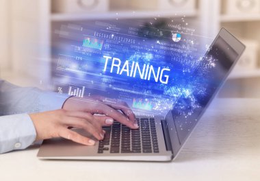 Dizüstü bilgisayarda çalışan iş adamlarının yakın plan resmi. Yazı, başarılı iş konsepti.