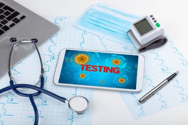 TESTING yazıtları ve mikrobiyoloji kavramına sahip bir tabletin yakın plan görüntüsü