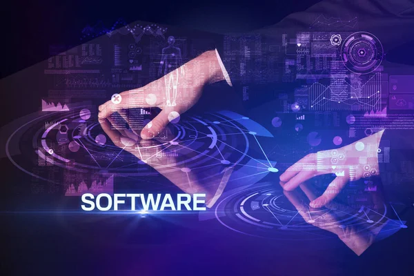 İş adamı SOFTWARE yazıtları ve modern teknoloji konseptiyle büyük ekrana dokunuyor