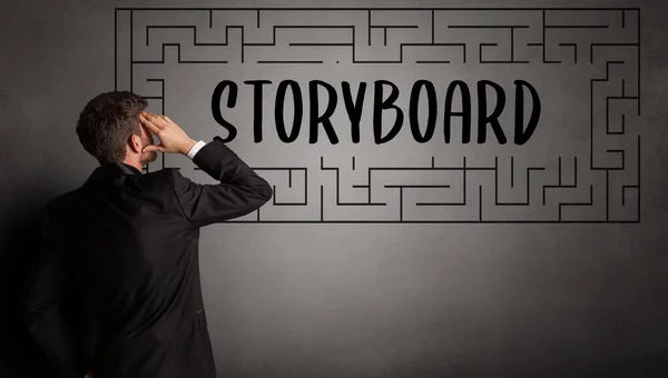 Бизнесмен Рисует Лабиринт Надписью Storyboard Концепция Бизнес Образования — стоковое фото